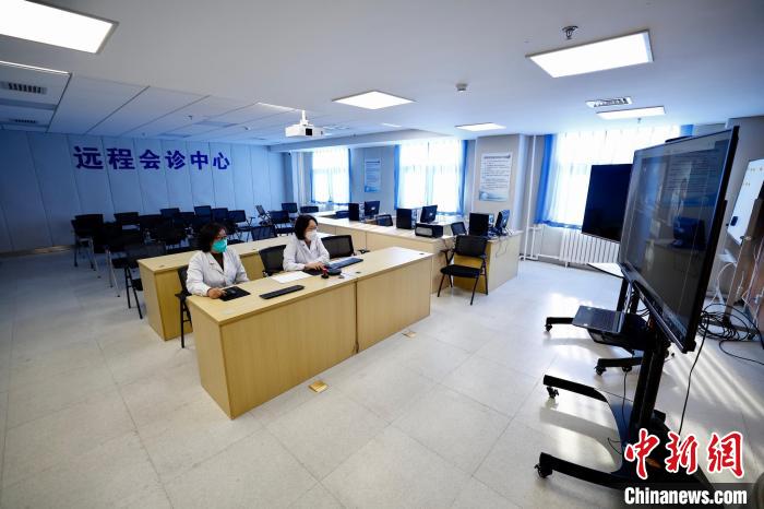 北京提升基层医疗卫生机构诊疗水平。图为朝阳区太阳宫社区卫生服务中心远程会诊中心。　<a target='_blank' href='/'>中新社</a>记者 富田 摄